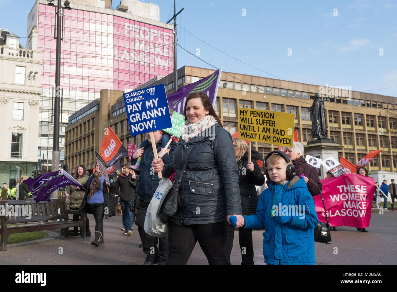 Glasgow, Scotland, Regno Unito - 10 Febbraio 2018: le donne (e uomini) dimostrando in corrispondenza di una pari retribuzione protesta in Glasgow, guidato da donne abbigliate come credito suffragettes: Kay Roxby/Alamy Live News Foto Stock