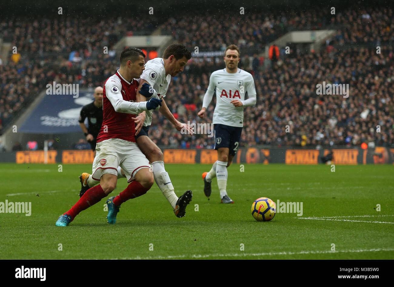 Granit Xhaka di Arsenal non riuscite più a trovare un modo in passato Jan Vertonghen del Tottenham Hotspur durante il match di Premier League tra Tottenham Hotspur e Arsenal a Wembley Stadium il 10 febbraio 2018 a Londra, Inghilterra. (Foto di Arron Gent/phcimages.com)Credit: PHC Immagini/Alamy Live News Foto Stock