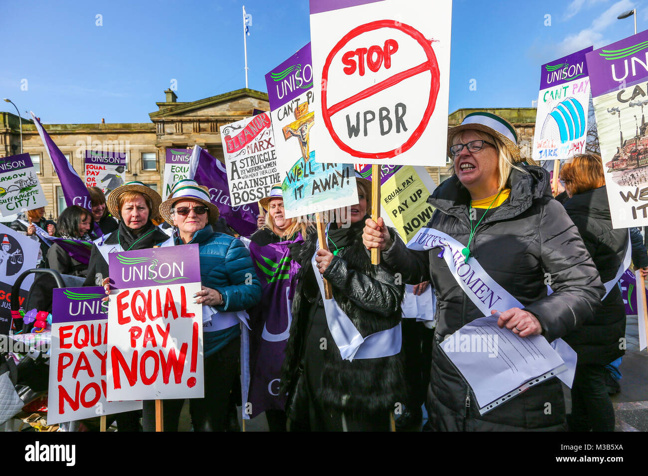 Glasgow, Scozia. Il 10 febbraio, 2018. Centinaia di donne, supportati da sindacati UNISON, ha preso parte a una marcia di protesta da Glasgow Green a George Square nel tentativo di mettere sotto pressione il Glasgow City Council e ottenere loro di onorare il loro impegno a risolvere una lunga controversia sulla parità di retribuzione. Sebbene Glasgow City Council hanno perso la loro causa legale e hanno concordato di tenere negoziati con unisono e altri sindacati alcuni mesi fa tanti pretendenti accusare il Consiglio Comunale di procrastination dopo diversi mesi di apparente inazione. Credito: Findlay/Alamy Live News Foto Stock