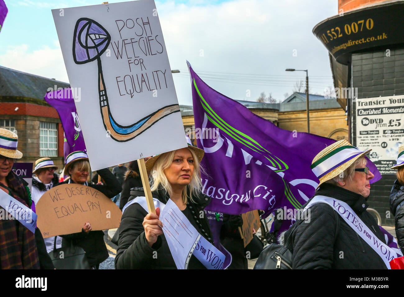 Glasgow, Scozia. Il 10 febbraio, 2018. Centinaia di donne, supportati da sindacati UNISON, ha preso parte a una marcia di protesta da Glasgow Green a George Square nel tentativo di mettere sotto pressione il Glasgow City Council e ottenere loro di onorare il loro impegno a risolvere una lunga controversia sulla parità di retribuzione. Sebbene Glasgow City Council hanno perso la loro causa legale e hanno concordato di tenere negoziati con unisono e altri sindacati alcuni mesi fa tanti pretendenti accusare il Consiglio Comunale di procrastination dopo diversi mesi di apparente inazione. Credito: Findlay/Alamy Live News Foto Stock