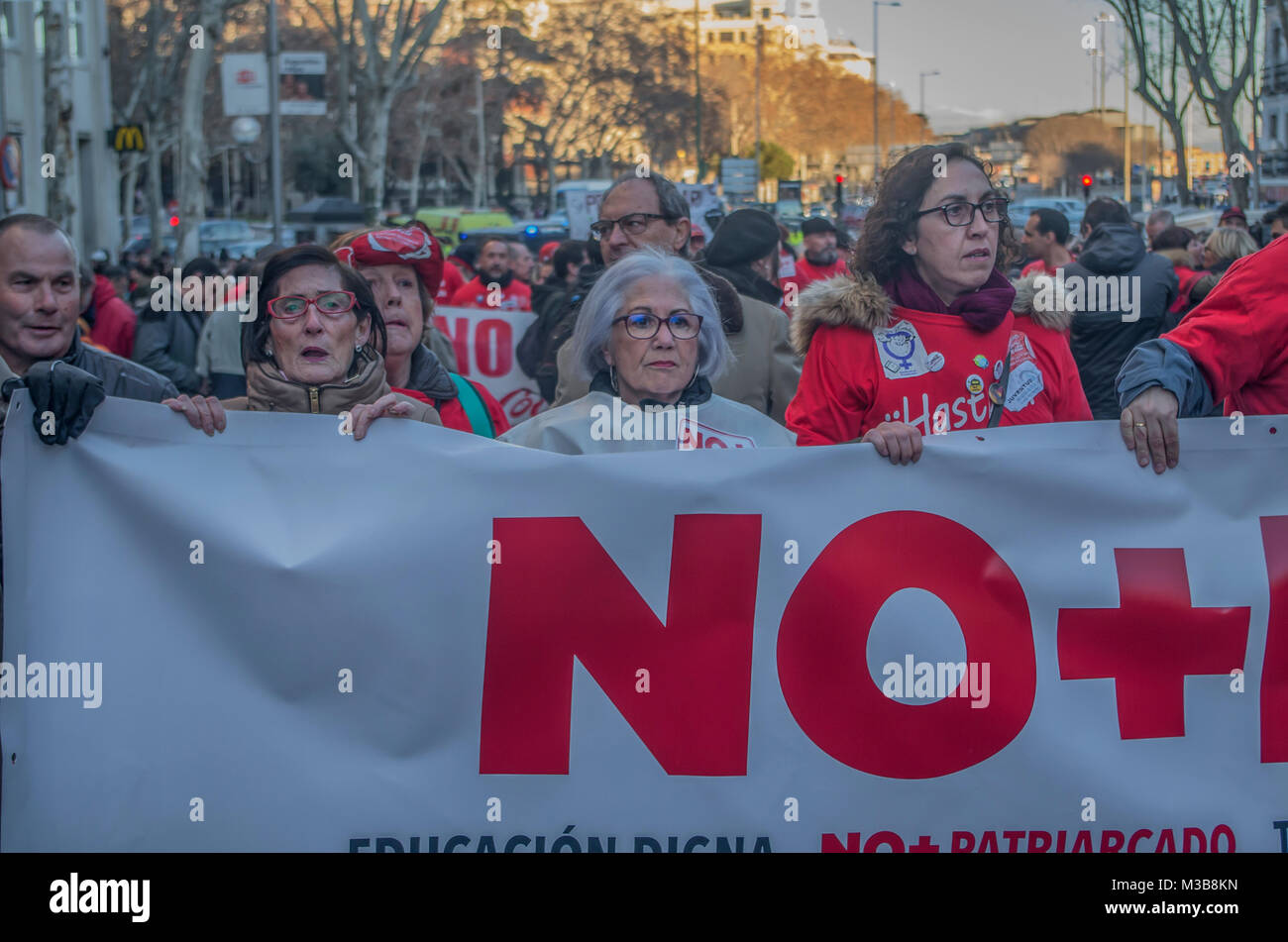 Madrid, Spagna. Febbraio 10th, 2018. Centinaia di persone hanno protestato a Madrid contro la scarsità di risorse e i tagli nei servizi pubblici. Credito: Lora Grigorova/Alamy Live News Foto Stock