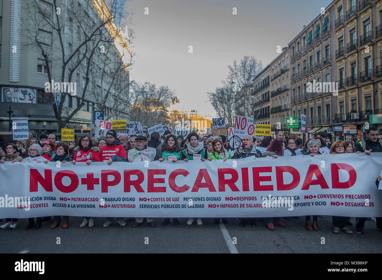 Madrid, Spagna. Febbraio 10th, 2018. Centinaia di persone hanno protestato a Madrid contro la scarsità di risorse e i tagli nei servizi pubblici. Credito: Lora Grigorova/Alamy Live News Foto Stock