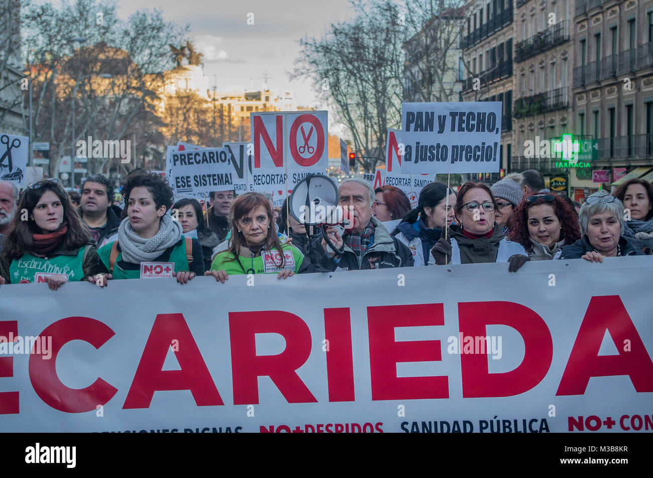 Madrid, Spagna. Febbraio 10th, 2018. Centinaia di persone hanno protestato a Madrid contro la scarsità di risorse e i tagli nei servizi pubblici. Credito: Lora Grigorova/Alamy Live News Foto Stock