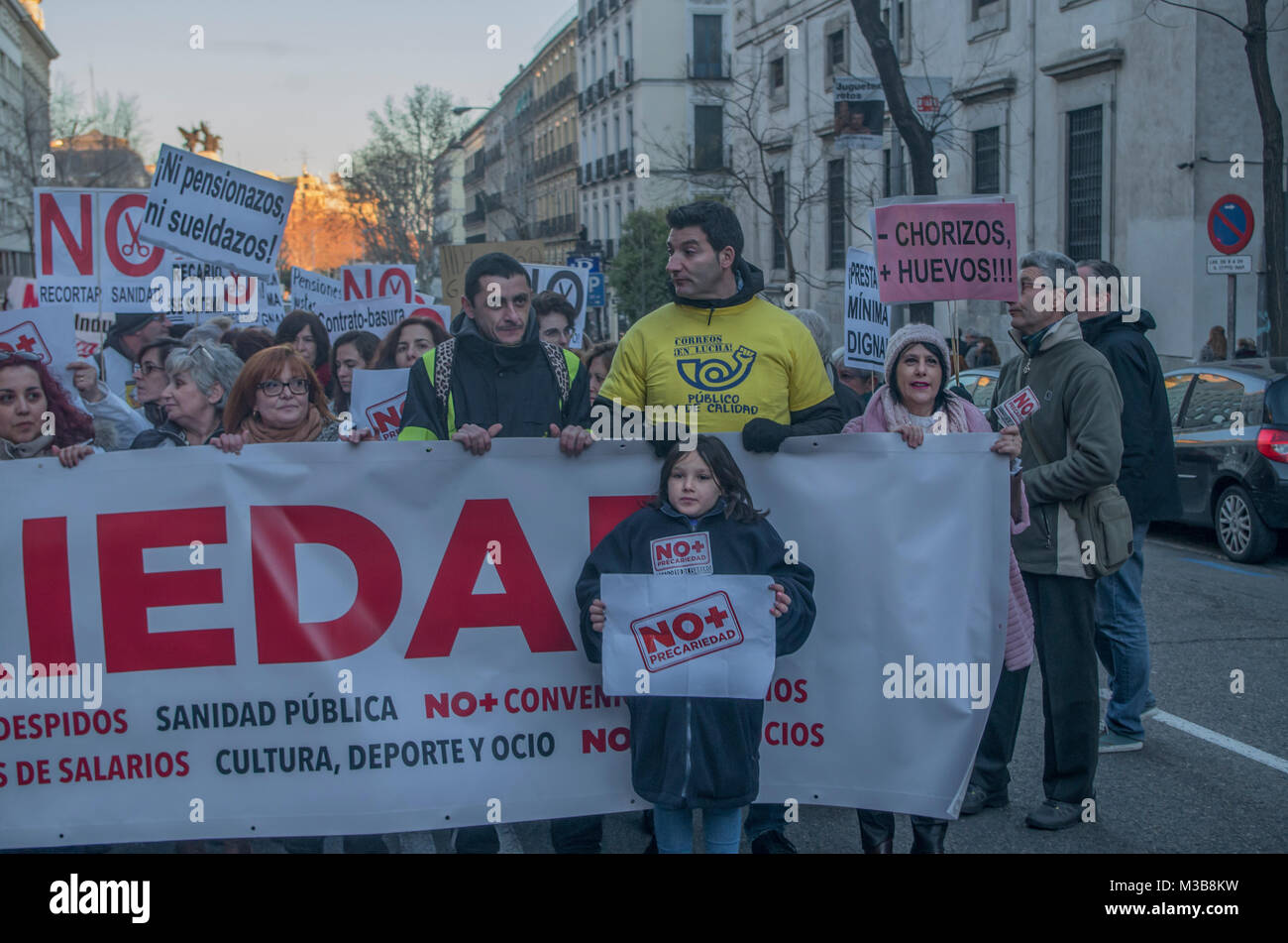 Madrid, Spagna. Febbraio 10th, 2018. Centinaia di persone hanno protestato a Madrid contro la scarsità di risorse e i tagli nei servizi pubblici. Credito: Lora Grigorova/Alamy Live News Foto Stock