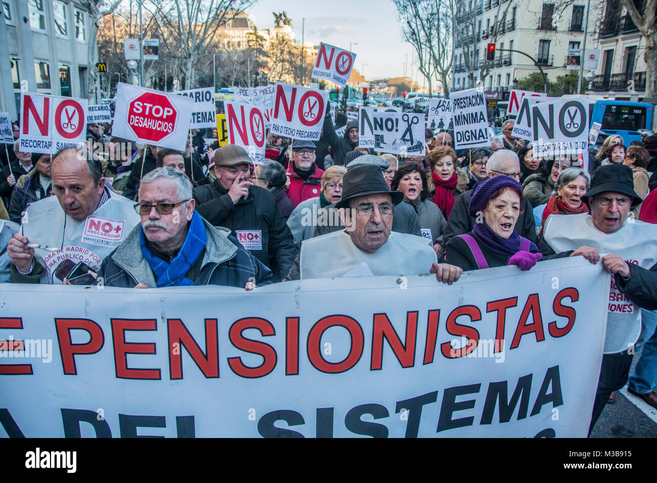 Madrid, Spagna. Il 10 febbraio, 2018. Dimostrazione accanto all'scarsità e tagli di pensionati per le strade di Madrid, Spagna Credito: Alberto Ramírez Sibaja/Alamy Live News Foto Stock