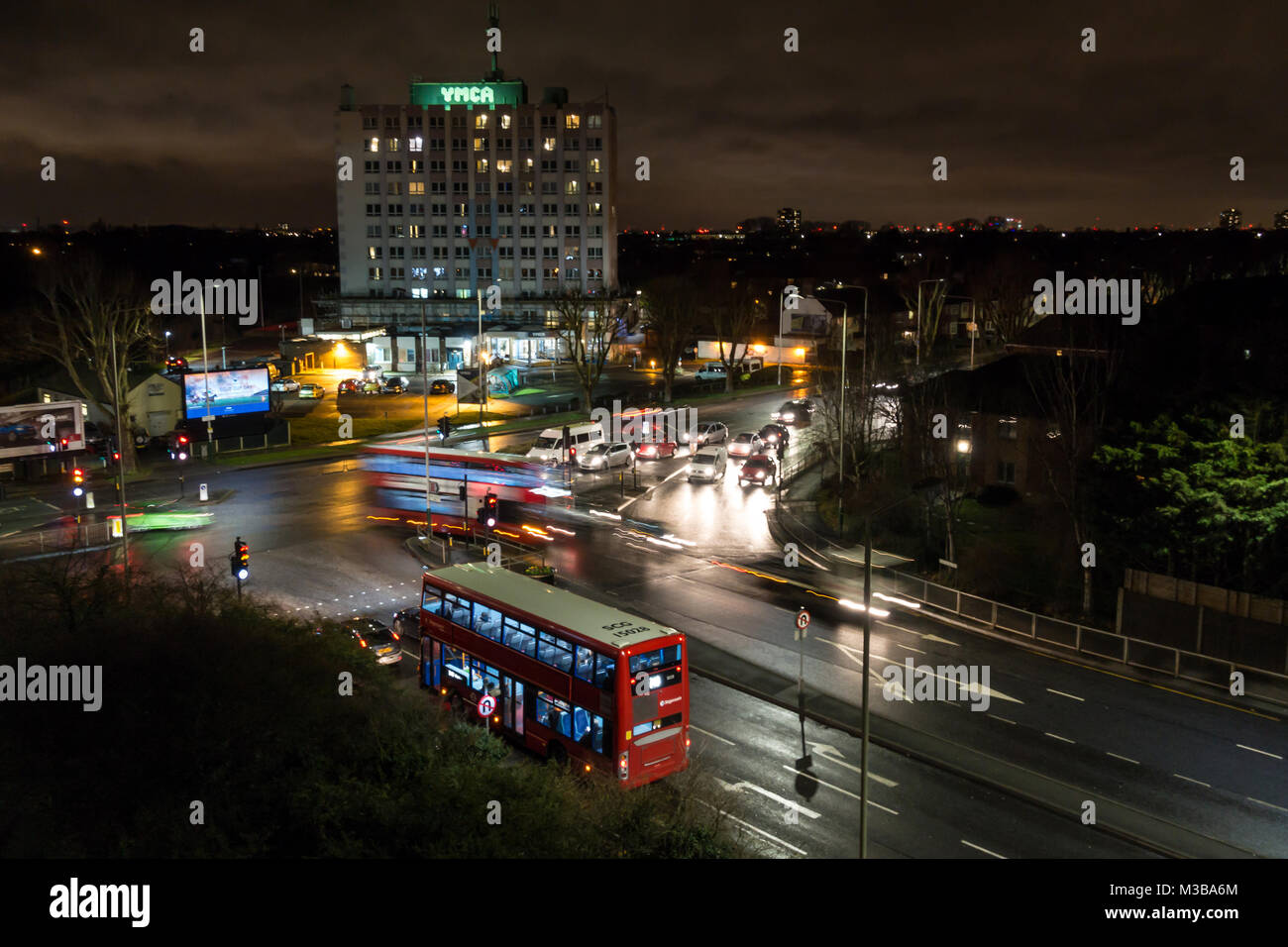 Guardando verso il basso al bivio di fronte al YMCA di Romford, Essex, Regno Unito Foto Stock