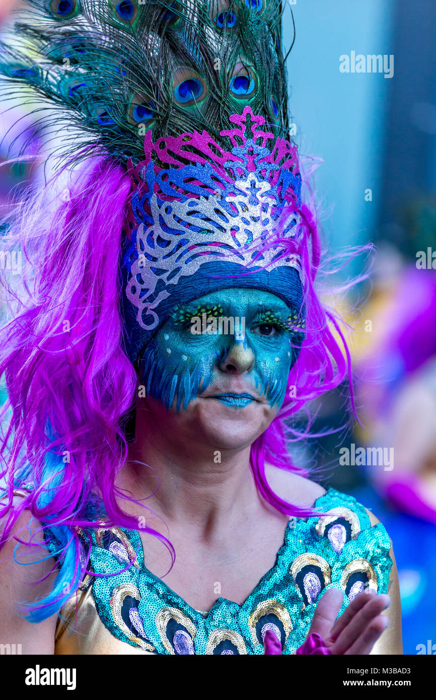 Palamos, Spagna. Il 10 febbraio, 2018. Tradizionale sfilata di carnevale in una piccola città Palamos, in Catalogna, in Spagna . Credito: Arpad Radoczy/Alamy Live News Foto Stock