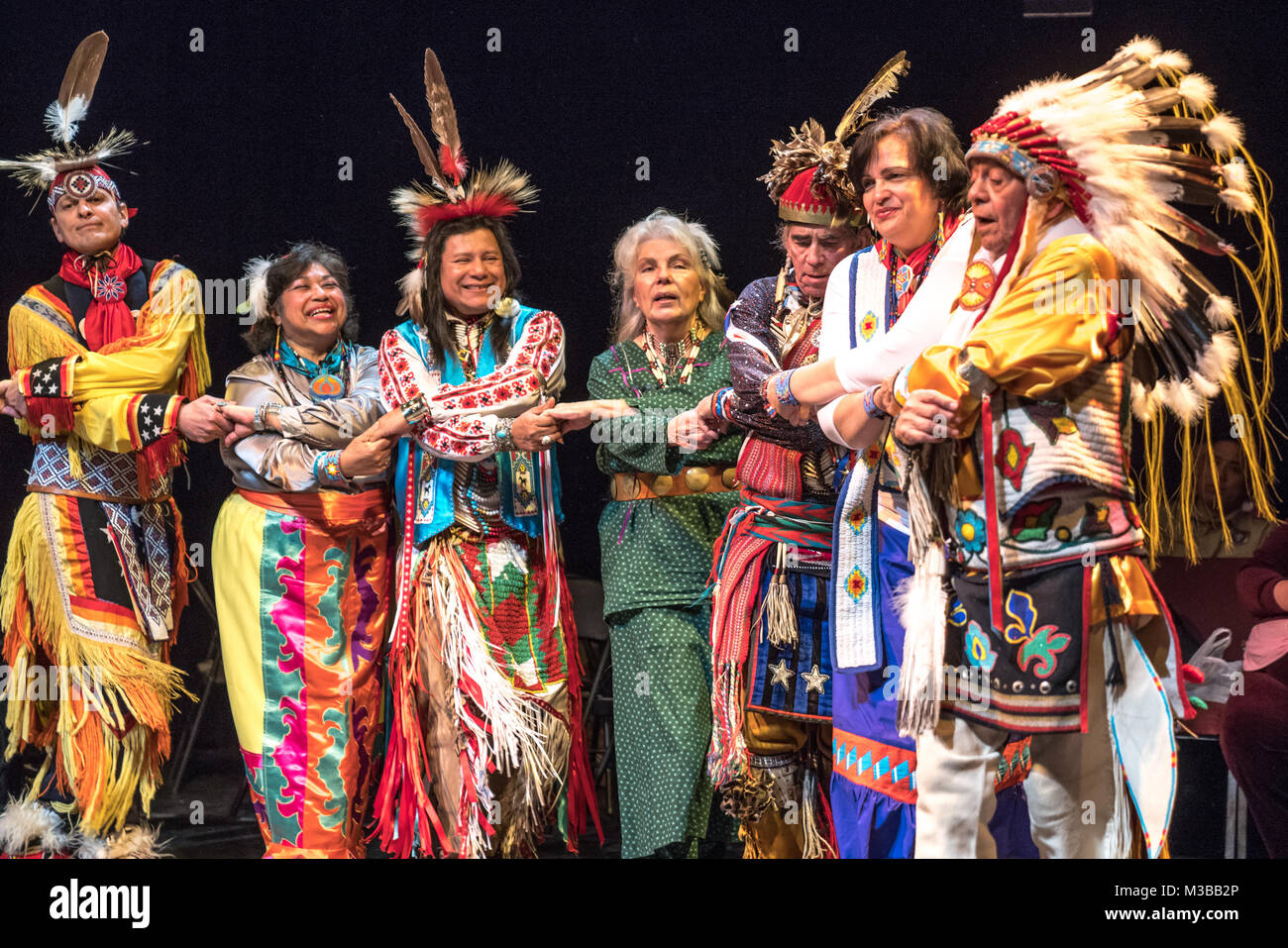 New York, Stati Uniti d'America, 10 feb 2018. Membri della Thunderbird indiana americana compagnia di ballerini eseguono una danza tradizionale di New York teatro per la nuova città. Foto di Enrique Shore/Alamy Live News Foto Stock