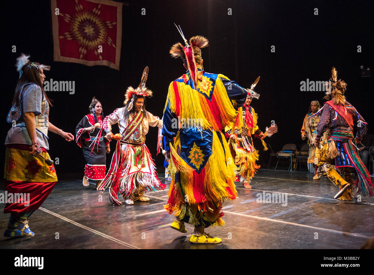 New York, Stati Uniti d'America, 10 feb 2018. Membri della Thunderbird indiana americana compagnia di ballerini eseguono una danza tradizionale di New York teatro per la nuova città. Foto di Enrique Shore/Alamy Live News Foto Stock