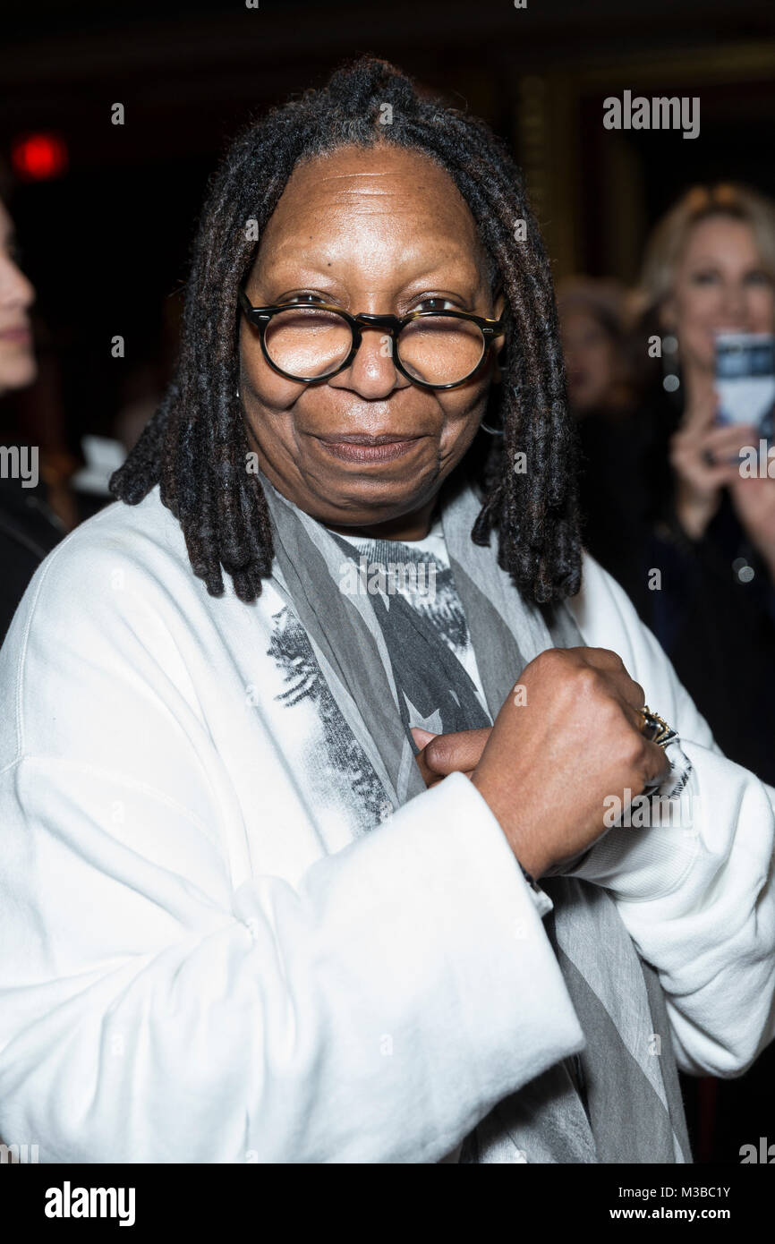 New York, NY, STATI UNITI D'AMERICA. Il 10 febbraio, 2018. Whoopi Goldberg assiste Christian Siriano dieci anni anniversario Autunno/Inverno 2018 pista spettacolo al Grand Masonic Lodge Credit: lev radin/Alamy Live News Foto Stock