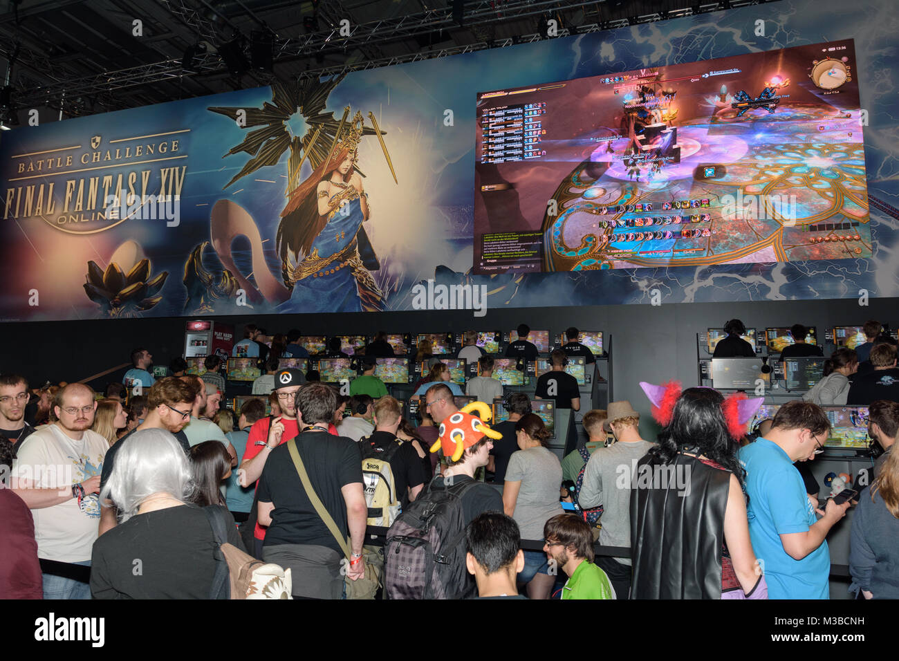 Colonia, Germania - 24 agosto 2017: i visitatori della fiera in attesa e sul gioco final fantasy 14 in occasione di gamescom 2017. Gamescom è una fiera di v Foto Stock