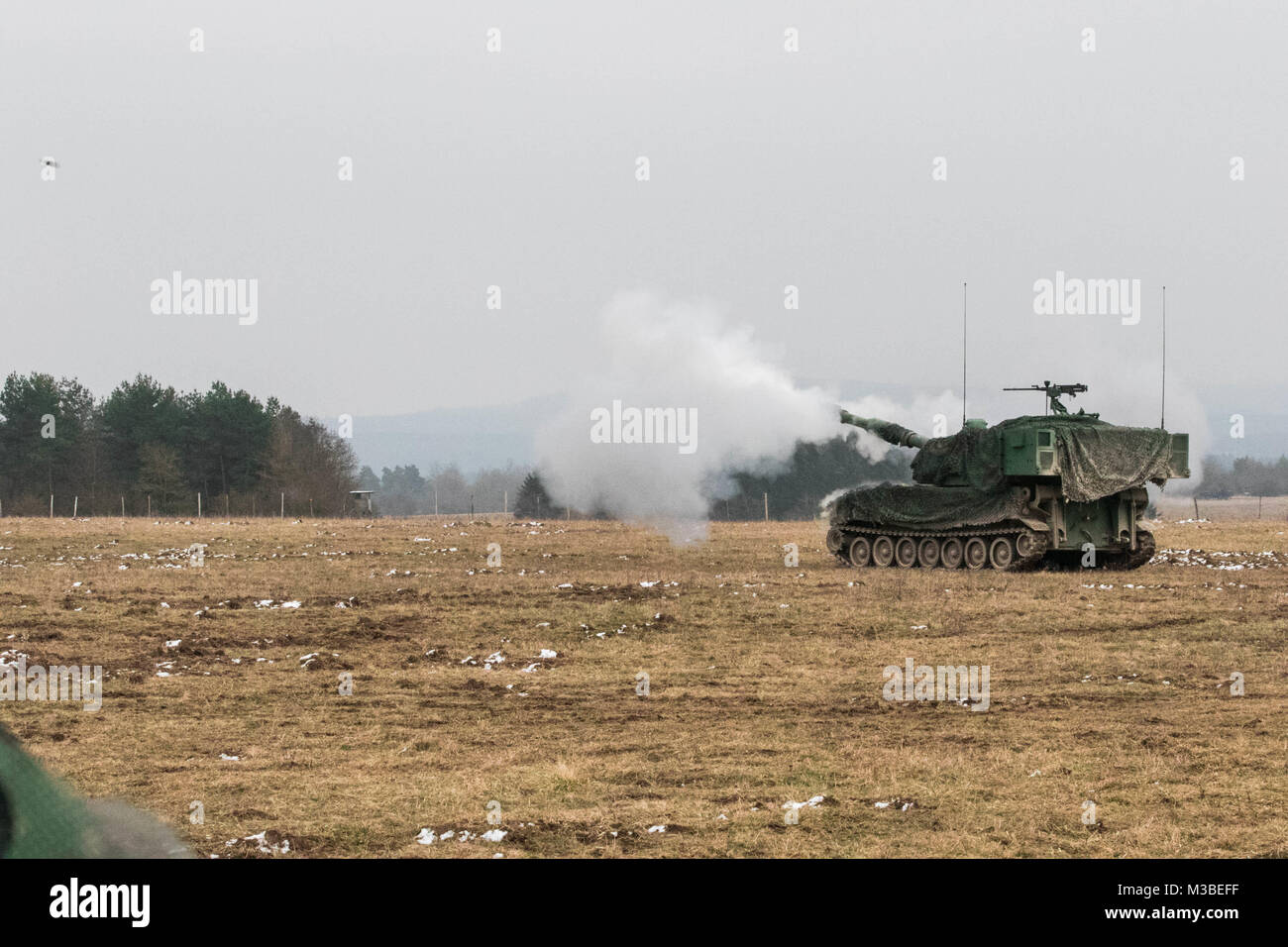 Un elemento del primo battaglione, settimo campo del Reggimento di Artiglieria fornisce il fuoco con un M109A6 Paladin obice durante il corso di formazione in corrispondenza di Grafenwoehr Area Formazione, Germania Febbraio 8, 2018. (U.S. Foto dell'esercito da Staff Sgt. Sharon Matthias, XXII Mobile degli affari pubblici distacco) Foto Stock
