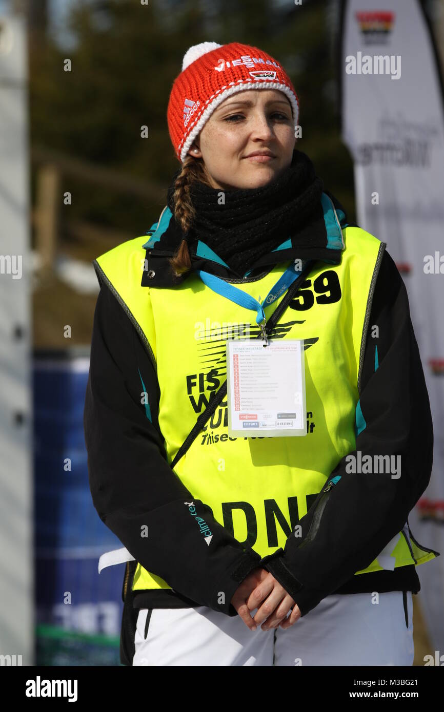 Helferin beim FIS-Weltcup Skispringen - Qualifikation Foto Stock