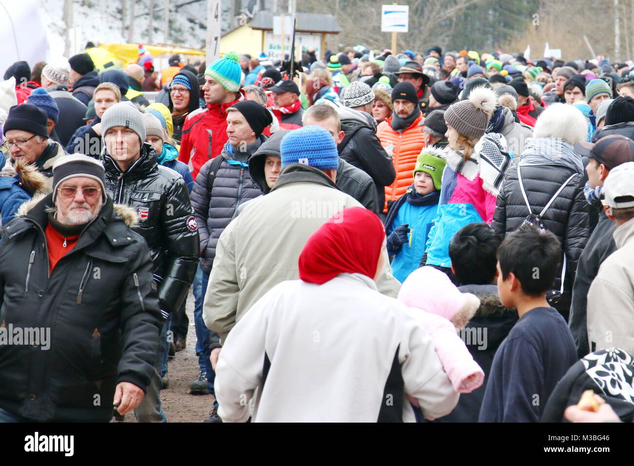 Absage: enttäuscht ziehen die Zuschauer nach Ausfall dem in Neustadt von dannen. Foto Stock