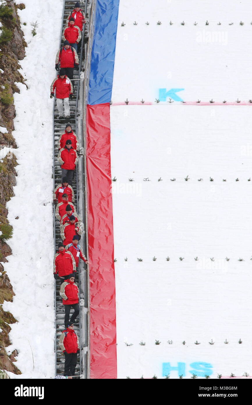 ...Und dann wegen zu starkem Wind und dem Ausfall des Skispringens der vorzeitige Abgang von der Weitenmesser-Position Foto Stock