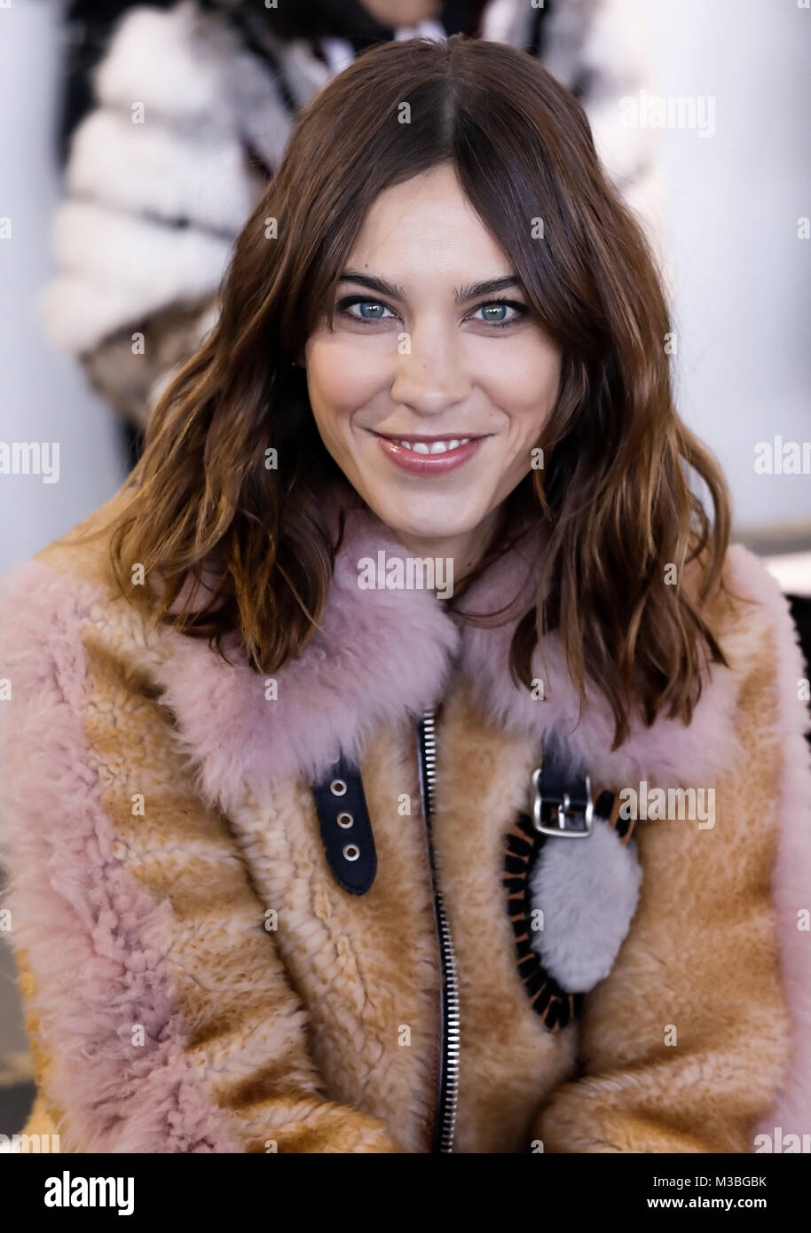 New York, NY, Stati Uniti d'America - 8 Febbraio 2018: Alexa Chung assiste la bancata anteriore per mezzogiorno da Noor durante la settimana della moda di New York a primavera Studios, Manhattan Foto Stock