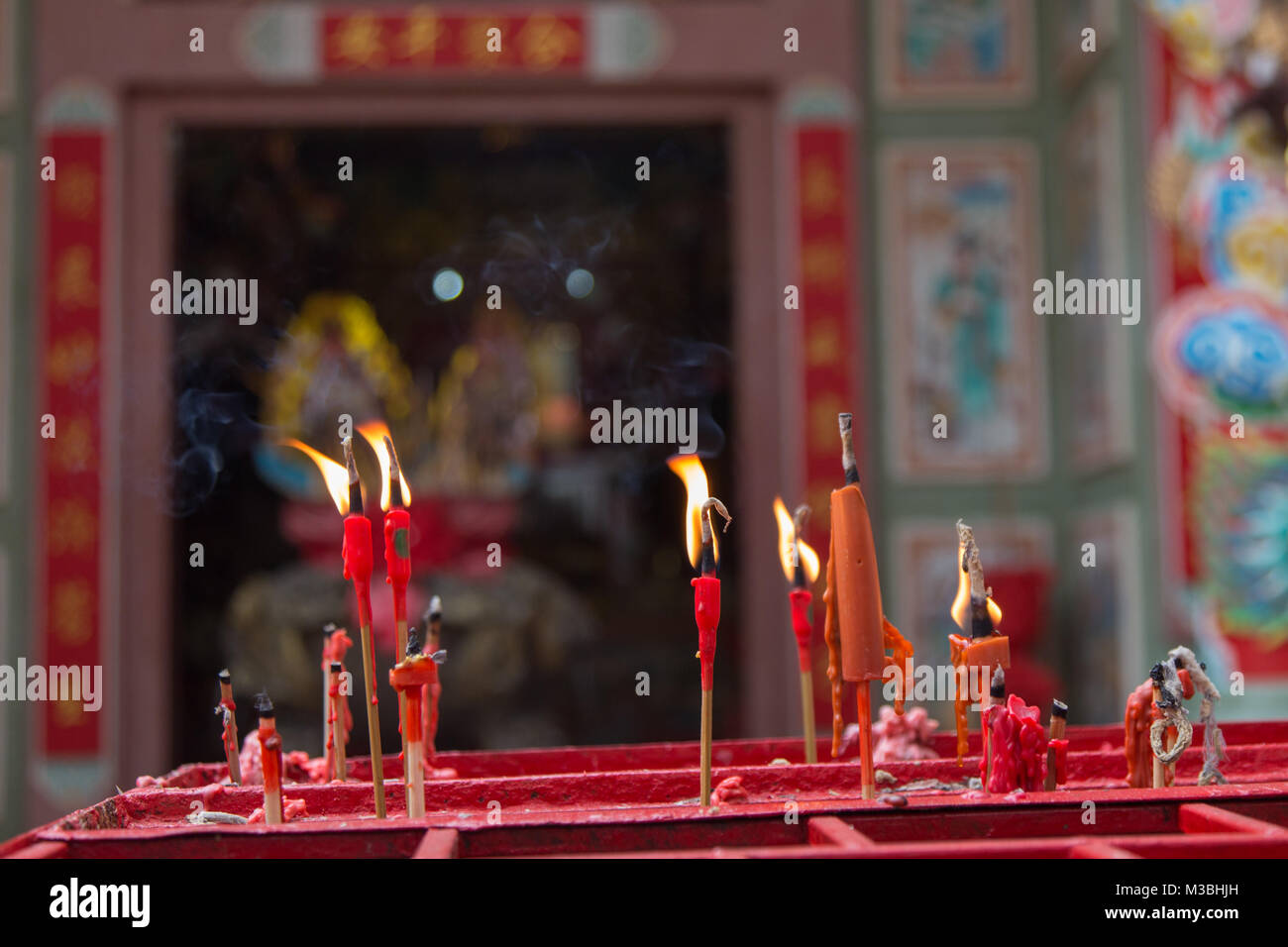 Candele accese un Cinese Tempio Buddista e la Pagoda in Bangkok Thaialnd Foto Stock