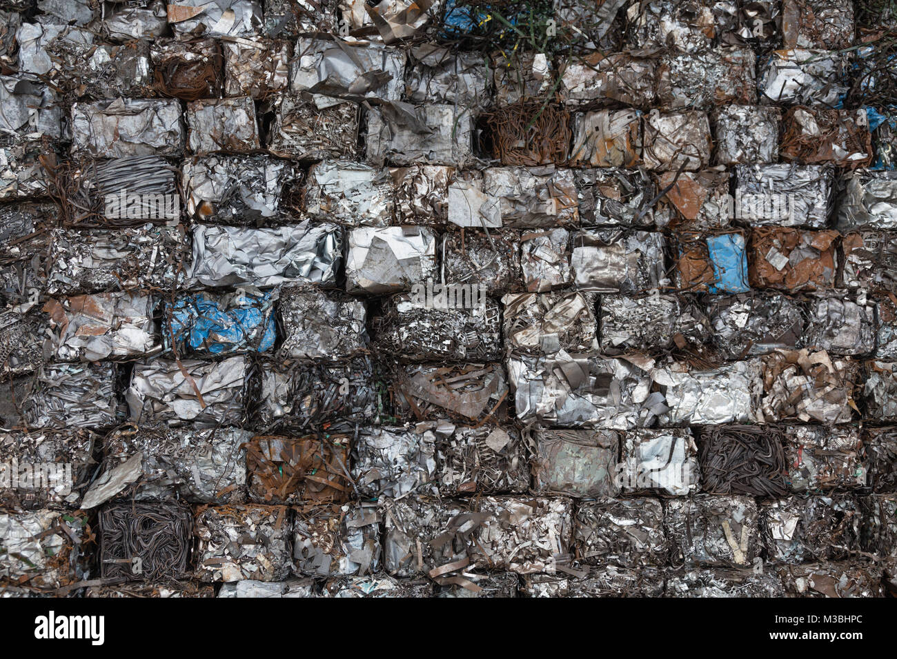 Pile di metallo bloccati a un metallo di fabbrica di riciclaggio, Samut Sakhon, Thailandia Foto Stock