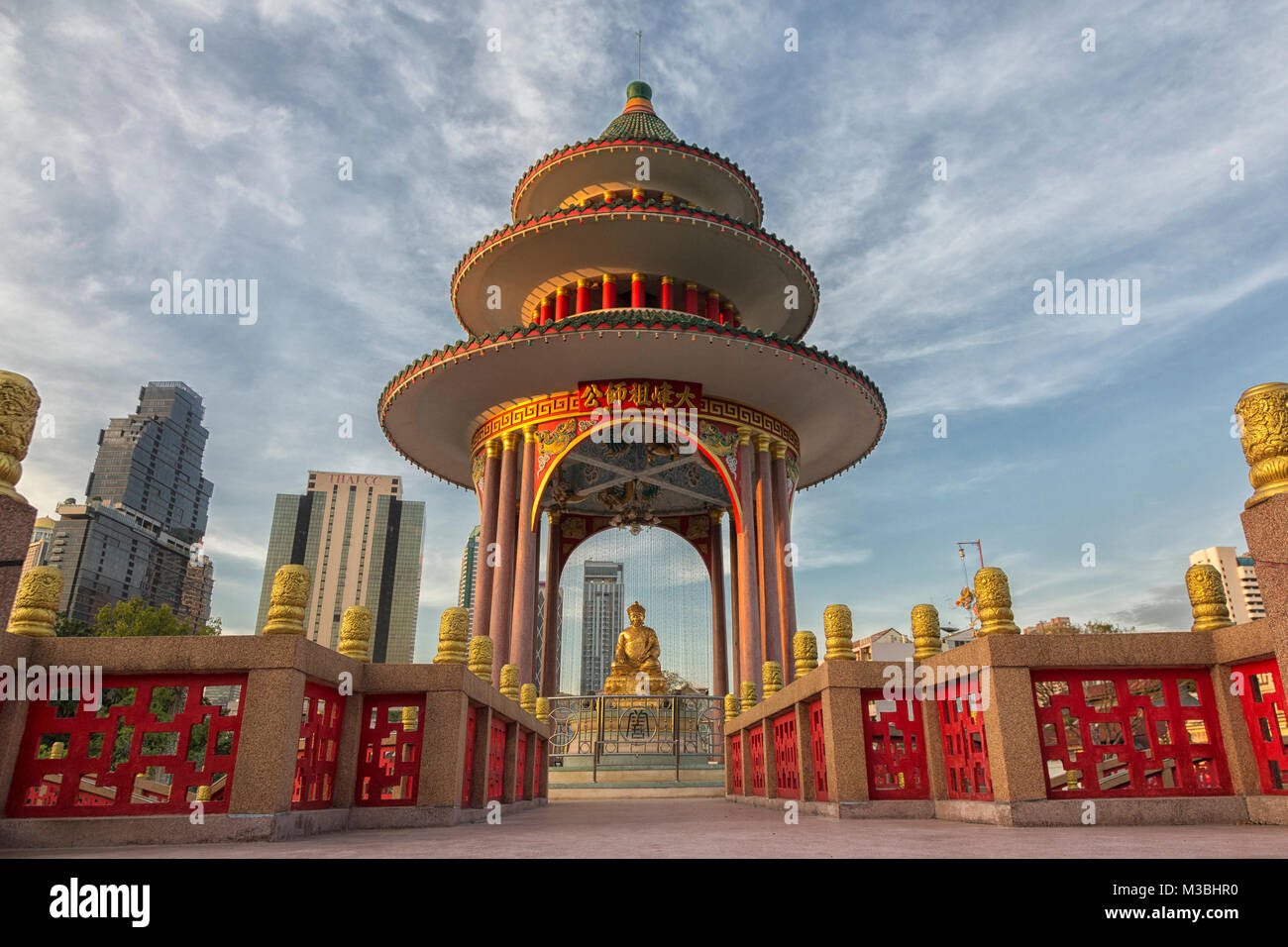 Candele accese un Cinese Tempio Buddista e la Pagoda in Bangkok Thaialnd Foto Stock