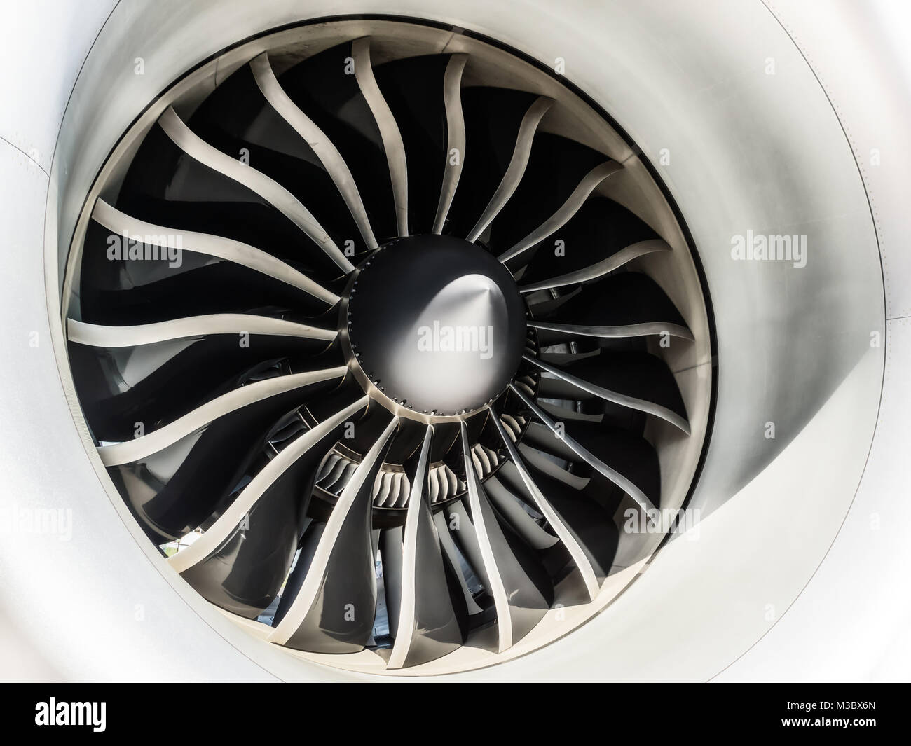 Eins der vier neu entwickelten Düsentriebwerke mit weniger Emissionsausstoß und verminderter Geräuschentwicklung der Neuen Boeing B747-8 - Bassa Sassonia - mit der Luftfahrtkennung - D-ABYN - auf der ILA 2014, Berlin Air Show. Foto Stock