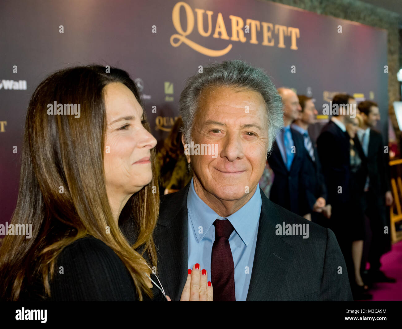 Dustin Hoffman und Lisa Gottsegen auf dem roten Teppich bei der Filmpremiere 'Quartett" in der Deutschen Oper Bismarkstraße 35 a Berlino Foto Stock