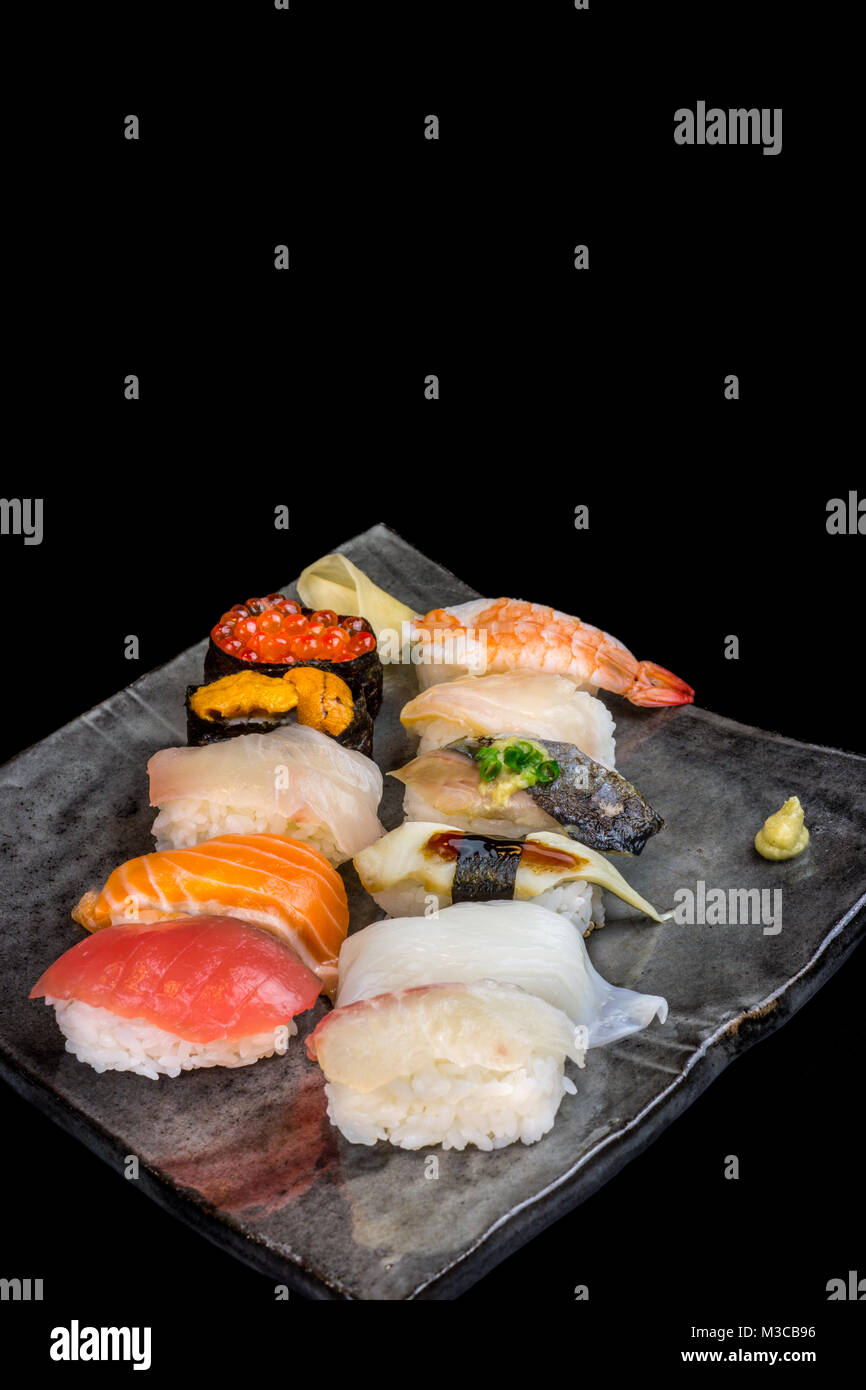 Sushi misto impostato isolati su sfondo nero Foto Stock