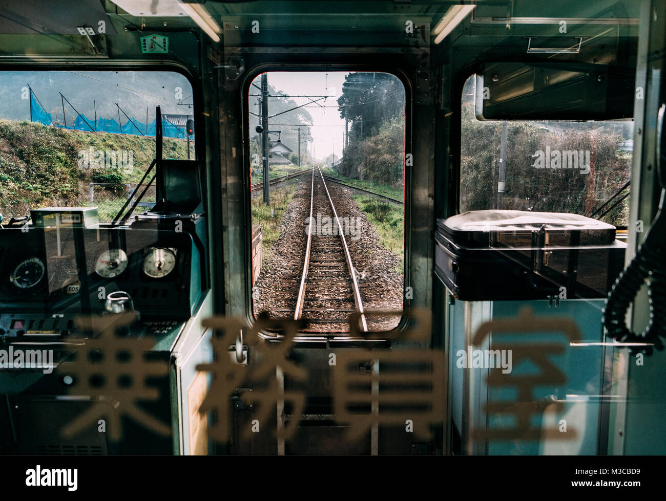 Giapponese vecchio treno attraverso campagne di kyushu (Giappone) Foto Stock
