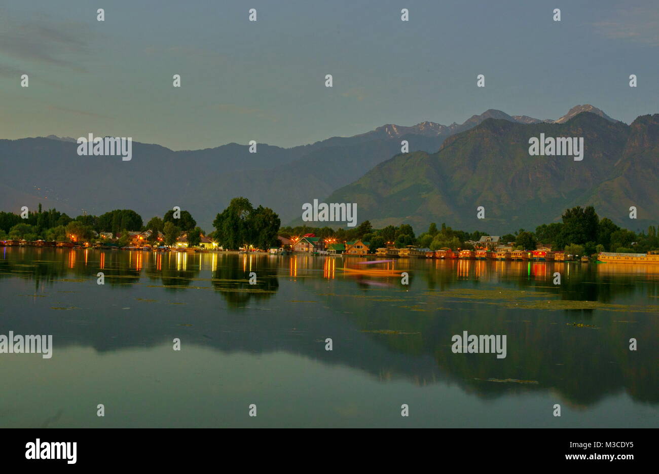 Sunrise su dal lago, Kashmir India Foto Stock