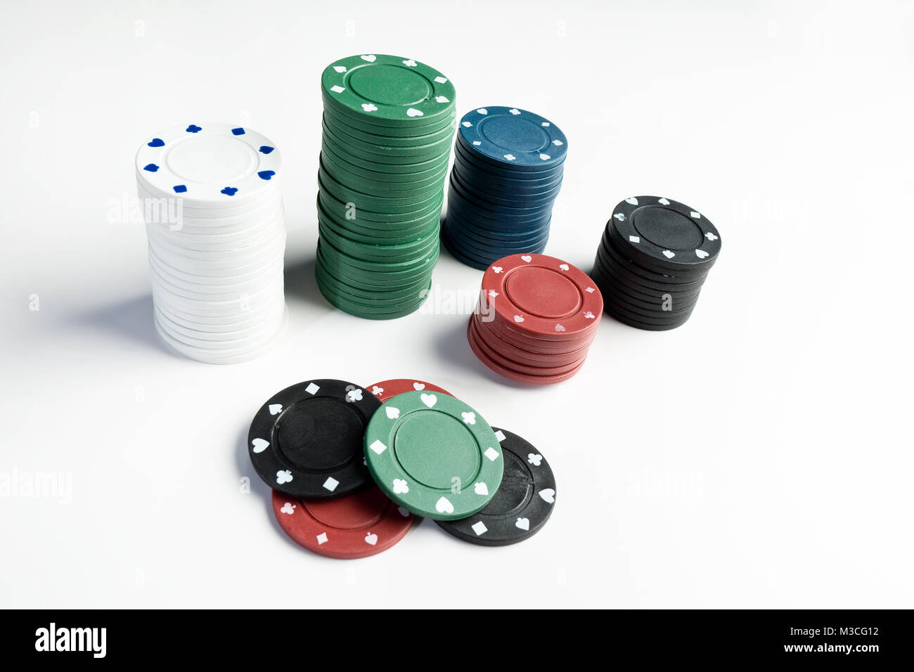Diversi colori di jetons o chip che vengono utilizzati durante il gioco d'azzardo al Casinò Foto Stock