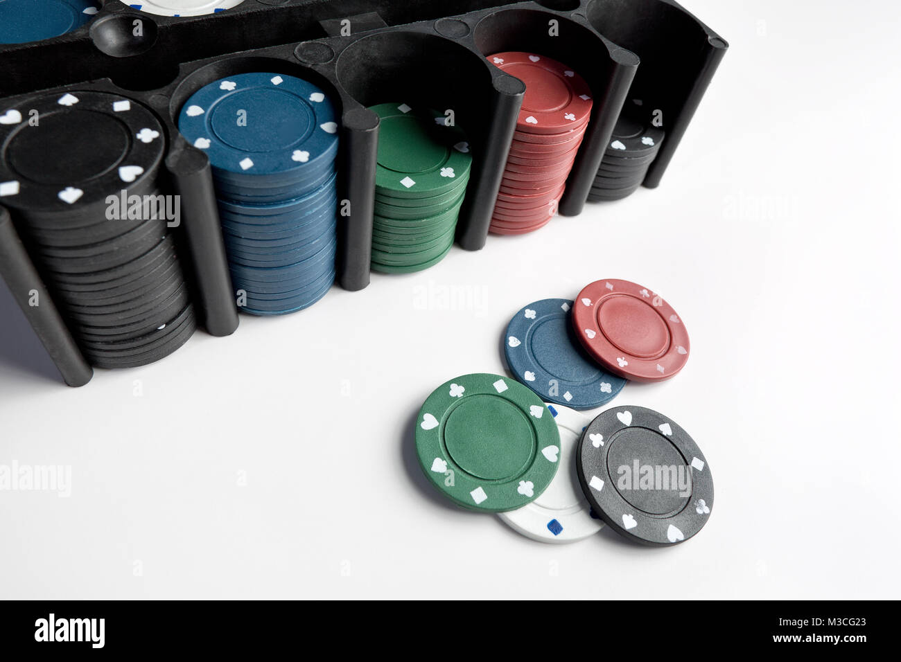 Diversi colori di jetons o chip che vengono utilizzati durante il gioco d'azzardo al Casinò Foto Stock