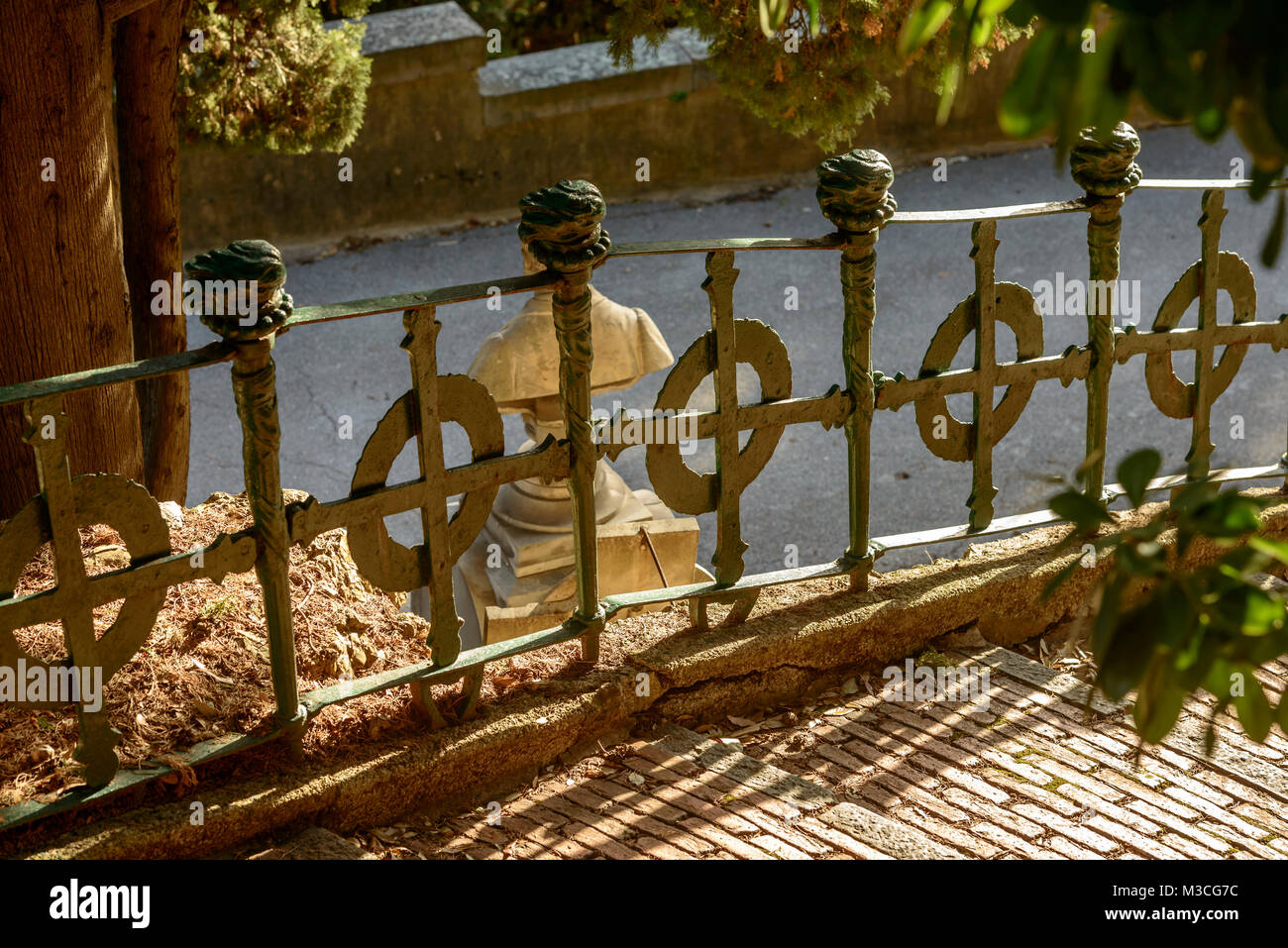 Decorate cancellata in ferro battuto a storico monumentale cimitero di Staglieno in città, girato in condizioni di intensa luce invernale in Genova, liguria, Italy Foto Stock