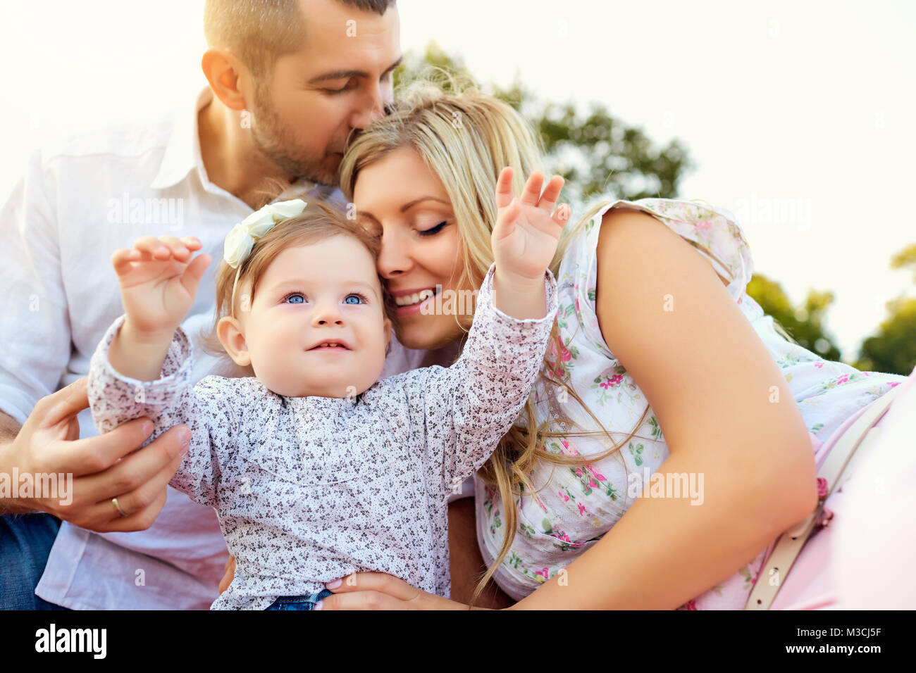 La famiglia felice in un parco in estate. Foto Stock