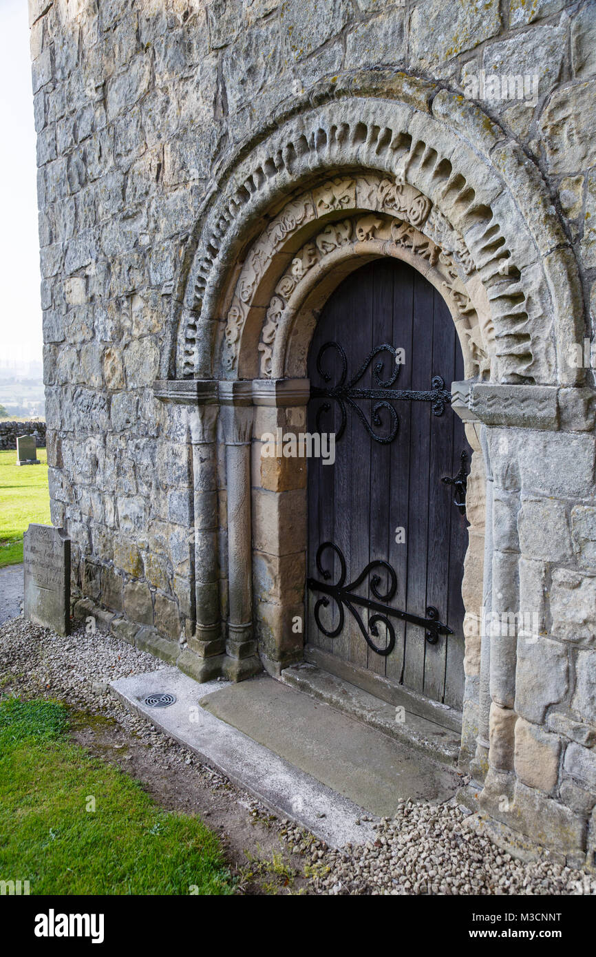 Sculture di epoca normanna intorno al sud porta, Chiesa di Tutti i Santi, Bradbourne, Derbyshire, Inghilterra Foto Stock