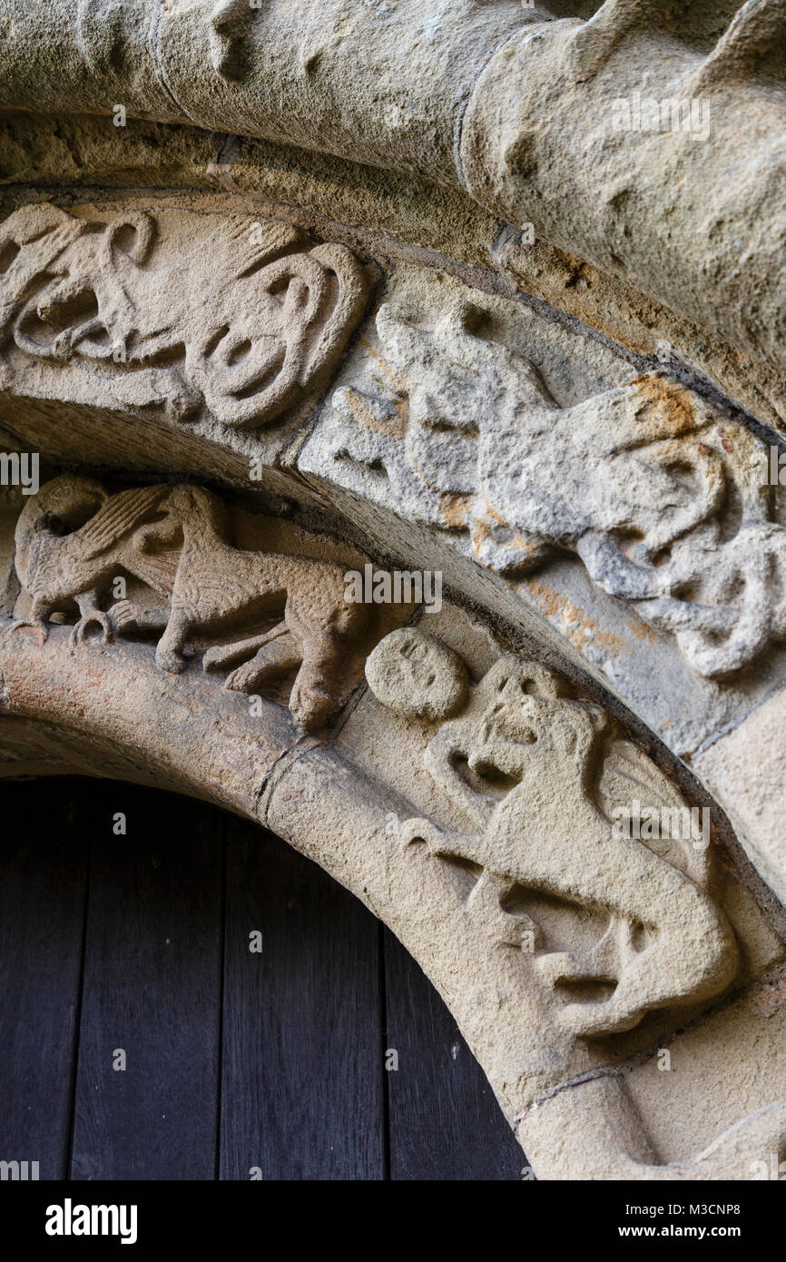 Sculture di epoca normanna intorno al sud porta, Chiesa di Tutti i Santi, Bradbourne, Derbyshire, Inghilterra Foto Stock