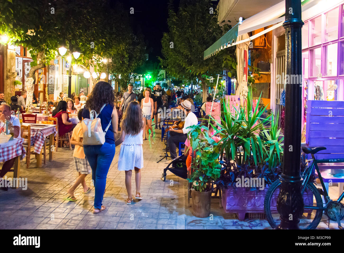 Notte vita estiva per le strade di Paleochora, Creta, Grecia Foto Stock