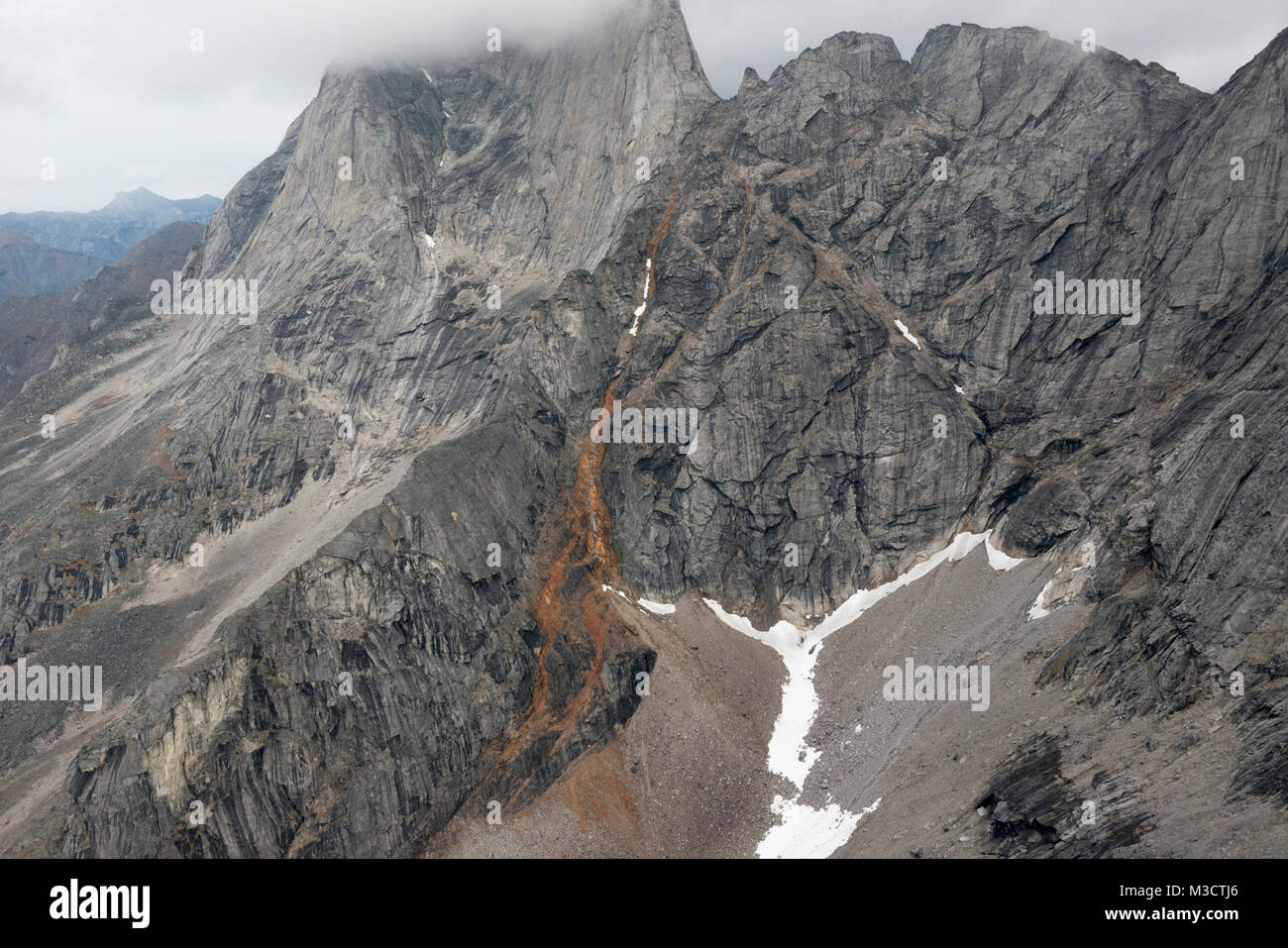 I cancelli del cavalcavia artico foto aeree della montagna. Foto Stock
