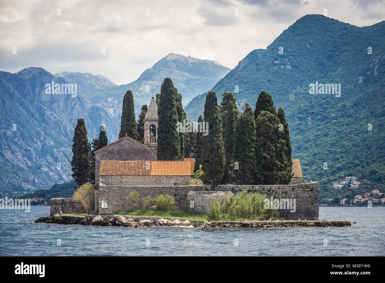 Isola di San Giorgio con la chiesa del monastero benedettino, uno dei due isolette della costa della città di Perast nella Baia di Kotor, Montenegro Foto Stock