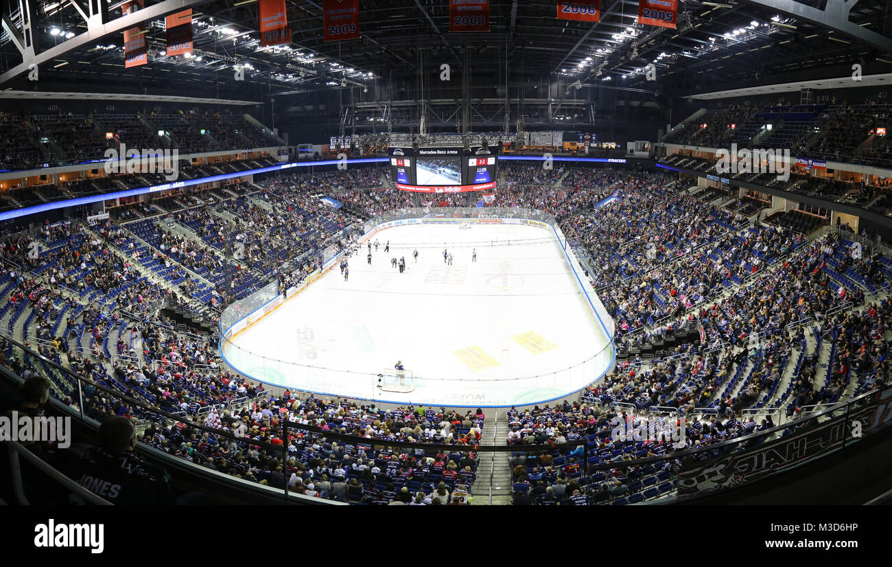 Vista panoramica di Mercedes-Benz Arena a Berlino durante la Deutsche Eishockey Liga gioco Foto Stock