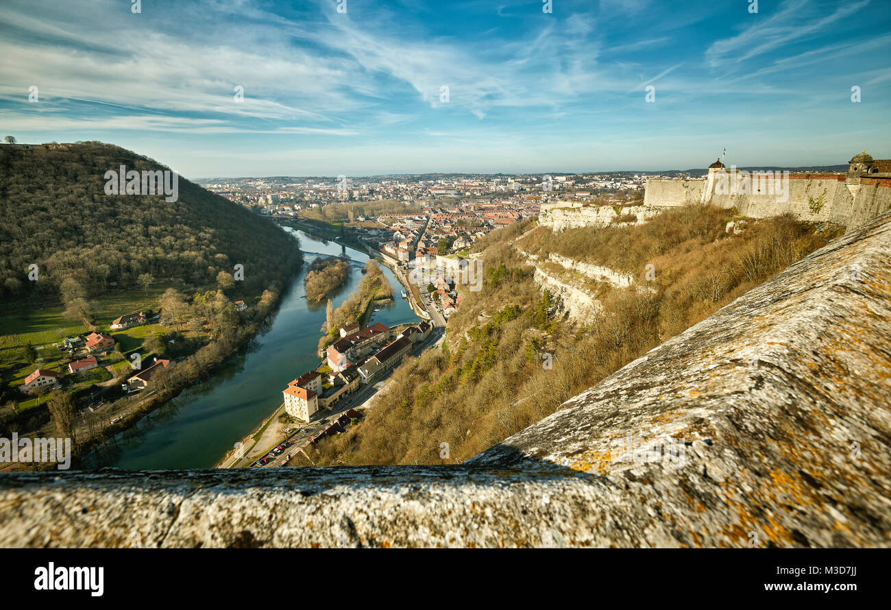 Fiume Doubs vista dalla Cittadella di Besançon, una fortezza del XVII secolo del progettato da Vauban per Luigi XIV. UNESCO - Sito Patrimonio dell'umanità. Besançon. Bourgog Foto Stock