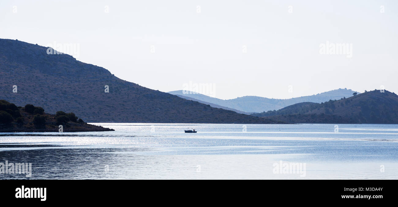 Una piccola barca da pesca sulle calme acque di Dugi Otok, Croazia prese nelle prime ore del mattino. Foto Stock