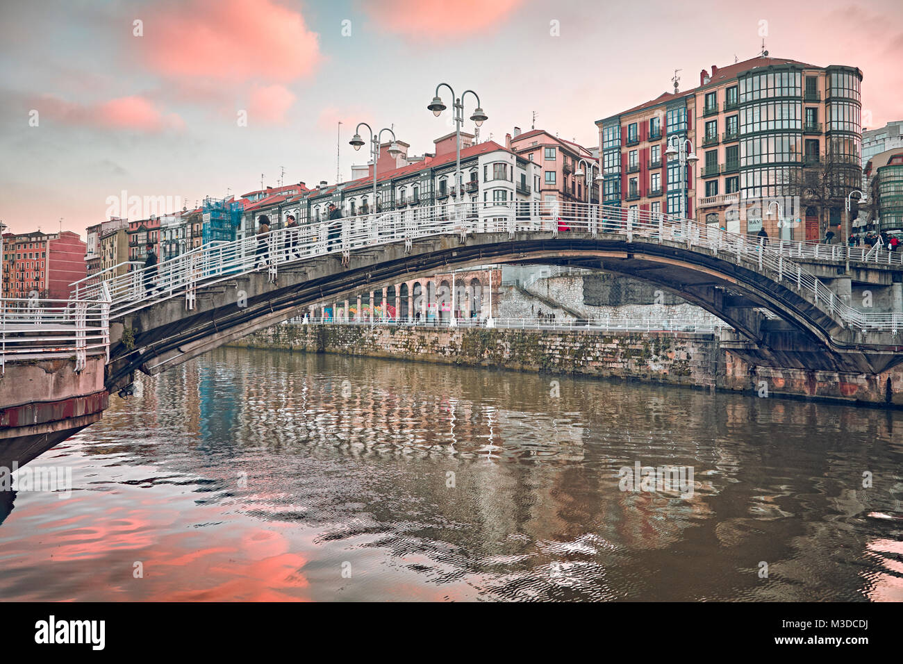 Il Puente de la Rivera ponte attraversa il fiume Nervion. Bilbao. Golfo di Guascogna. Paese basco. Spagna. Foto Stock