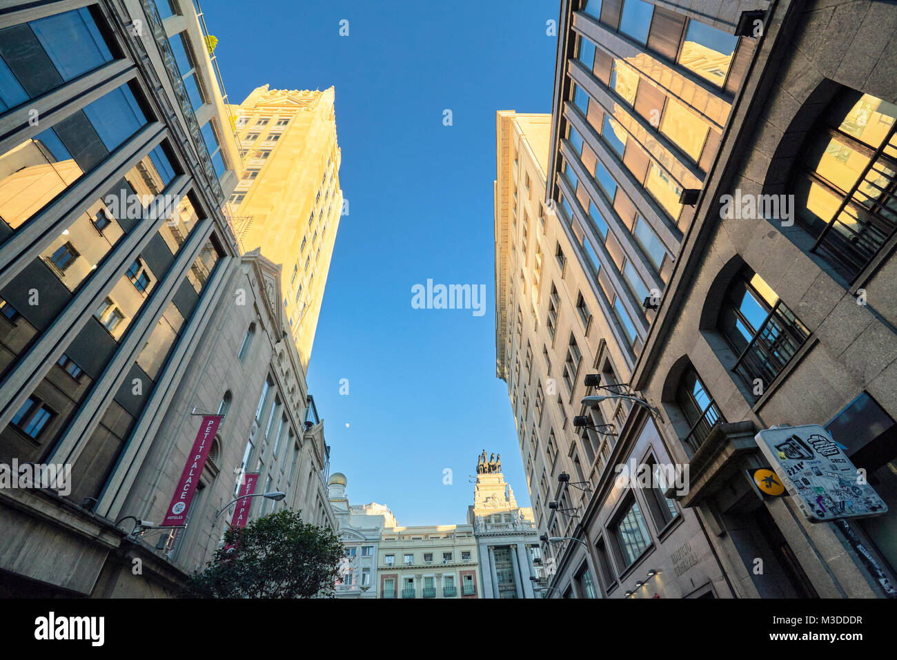 Basso angolo di visione degli edifici al centro della citta'. Madrid. Spagna. Foto Stock