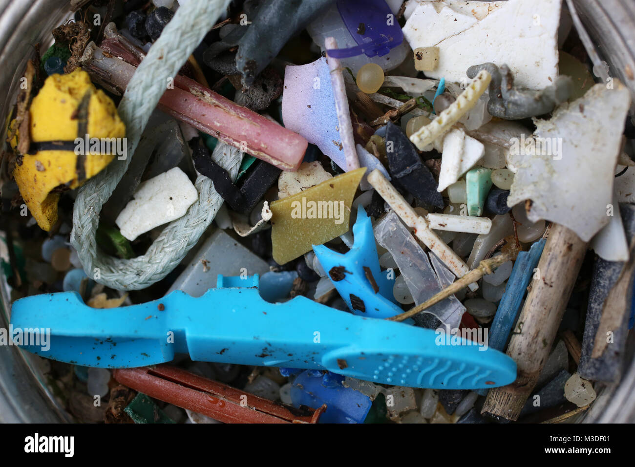 Plastica su West Wittering Beach, West Wittering, Chichester, West Sussex, Regno Unito. Foto Stock