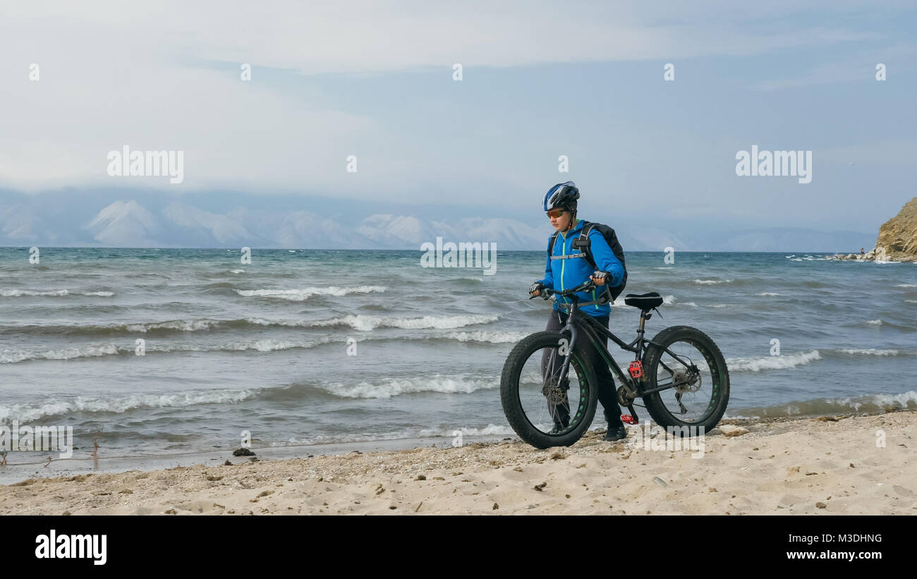 Fat bike anche chiamato fatbike o fat-tire bike in estate guida sulla spiaggia. Foto Stock