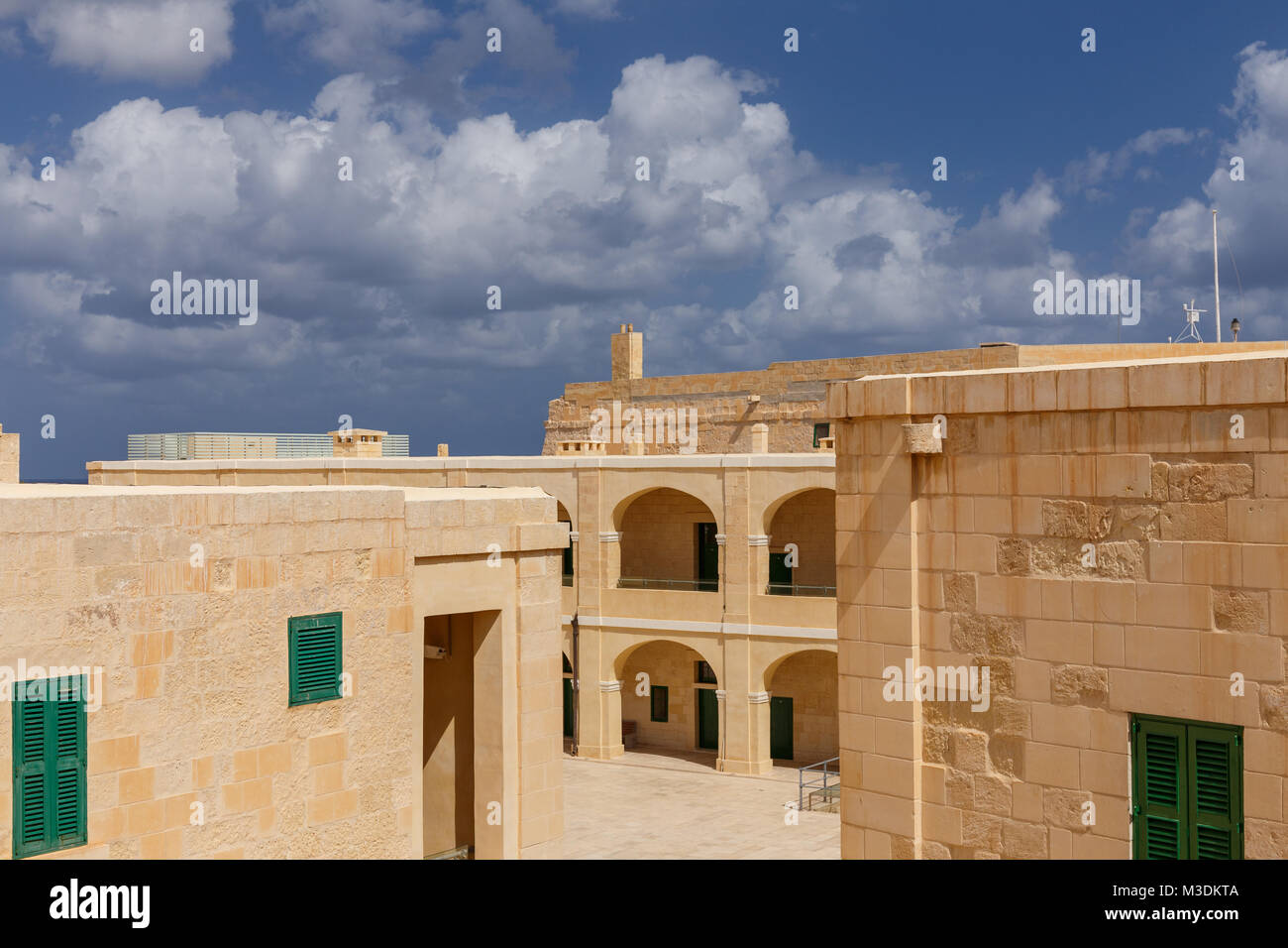 Cortile interno presso il Forte Sant'Elmo a La Valletta, Malta. Foto Stock