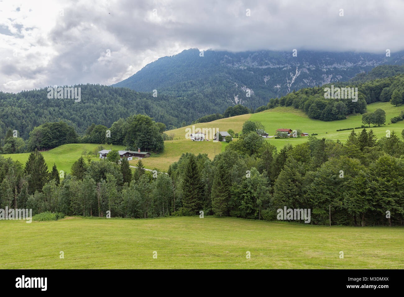 Alpi bavaresi con livello basso nuvole vicino a Berchtesgaden in Germania Foto Stock