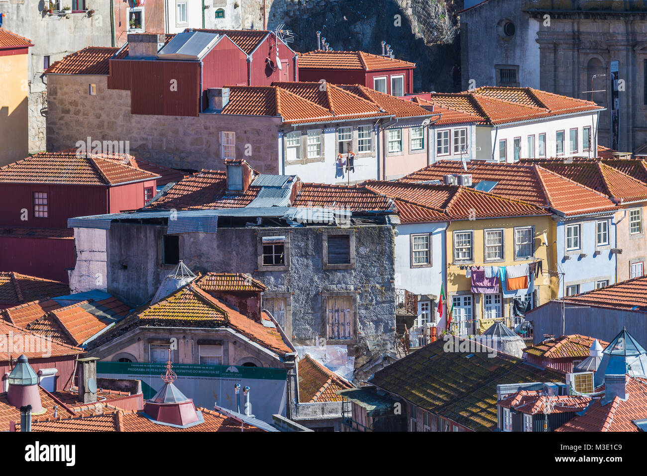 Tenement case nel quartiere Ribeira di Porto, la seconda più grande città in Portogallo sulla Penisola Iberica Foto Stock