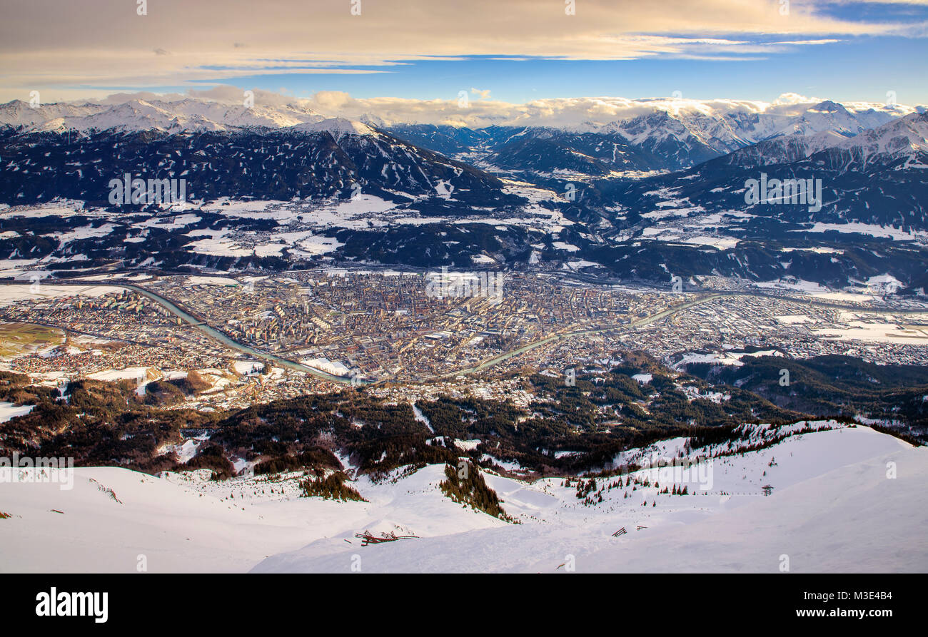 INNSBRUCK, Austria - 26 gennaio: (nota del redattore: latitudine di esposizione di questa immagine è stata aumentata digitalmente.) Innsbruck e le Alpi sono visti dal Monte Hafelekar a gennaio 26, 2018 a Innsbruck, Austria. Foto Stock