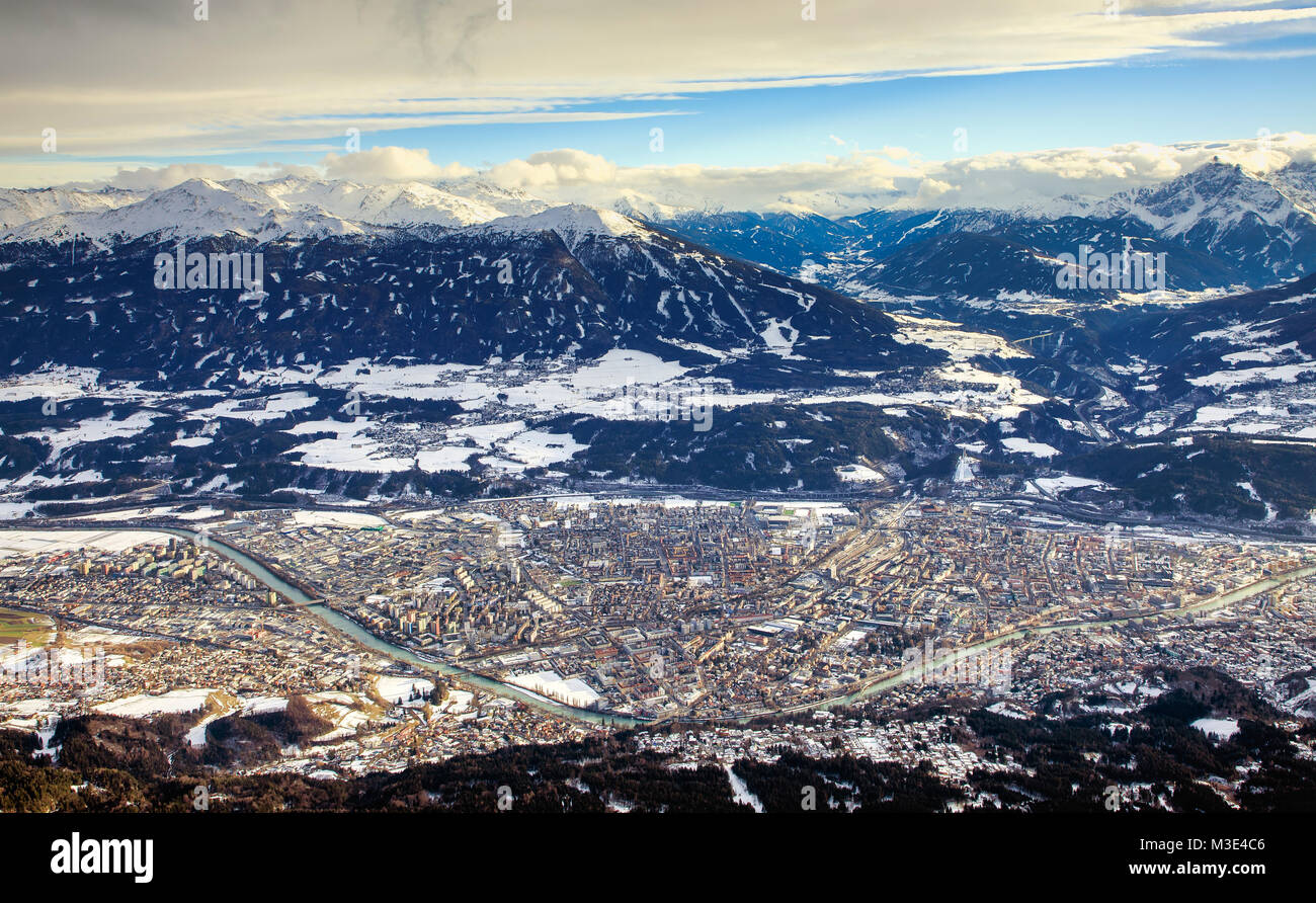 INNSBRUCK, Austria - 26 gennaio: (nota del redattore: latitudine di esposizione di questa immagine è stata aumentata digitalmente.) Innsbruck e le Alpi sono visti dal Monte Hafelekar a gennaio 26, 2018 a Innsbruck, Austria. Foto Stock