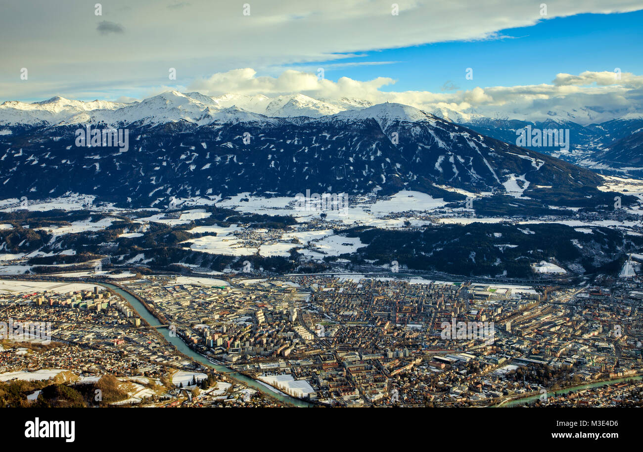INNSBRUCK, Austria - 26 gennaio: (nota del redattore: latitudine di esposizione di questa immagine è stata aumentata digitalmente.) Innsbruck e le Alpi sono visti dal Monte Seegrube on gennaio 26, 2018 a Innsbruck, Austria. Foto Stock